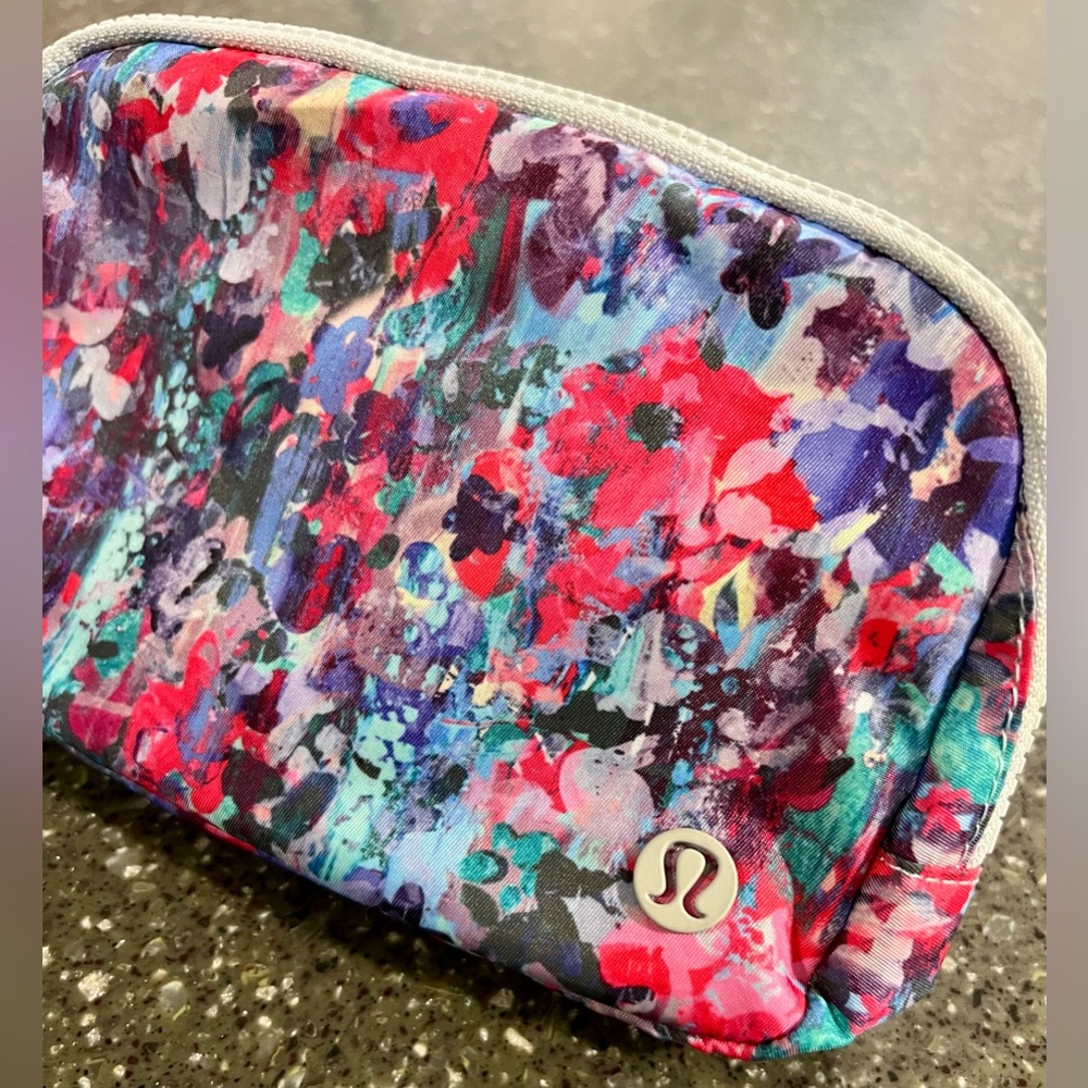 NEW Lululemon Flower Glide Multi Everywhere Belt Bag 1L Travel Crossbody Gym - Picture 6 of 14